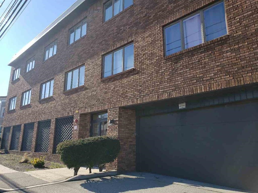 [ click for enlarged photo and details; hover to pause slide show ]