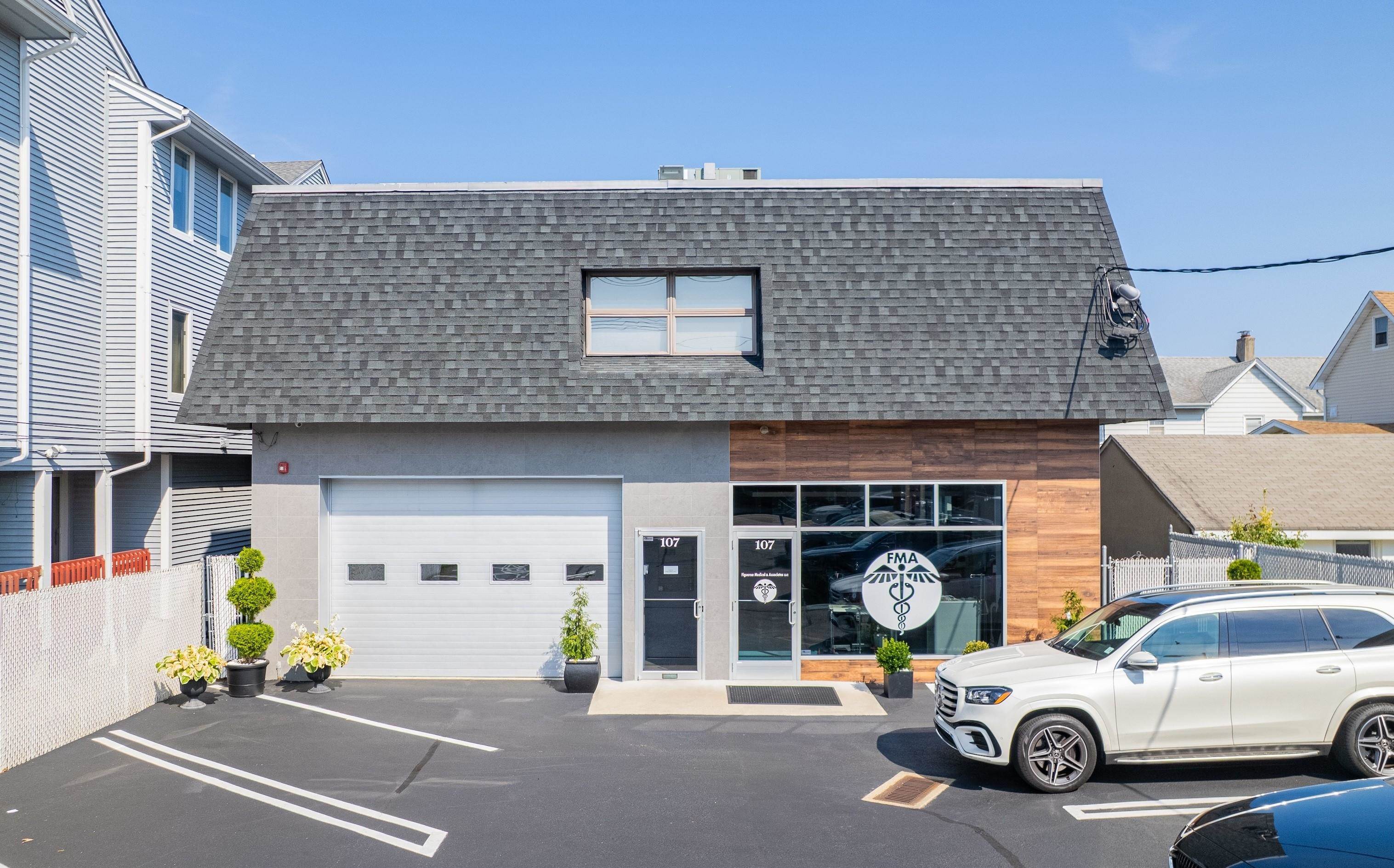 [ click for enlarged photo and details; hover to pause slide show ]